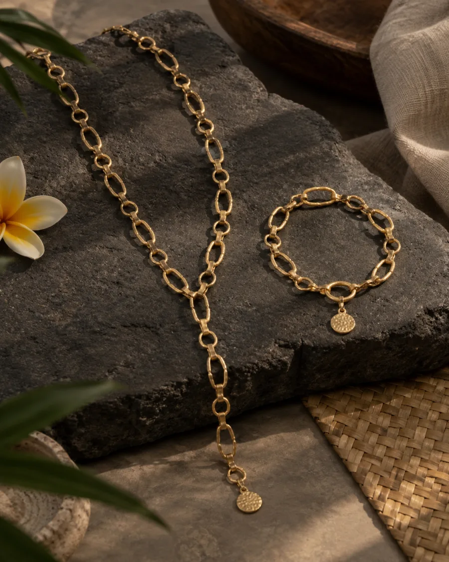 Long chain styled in several configurations on volcanic stone